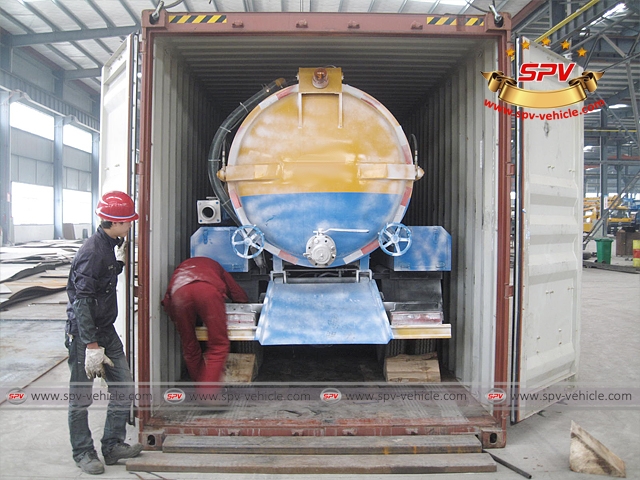 Stainless Steel Sewage Vacuum Cleaners (4,000 liters) is loaded into container and being fixed