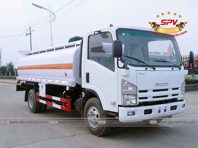 Front left view of ISUZU fuel tank truck (9,000 liters)