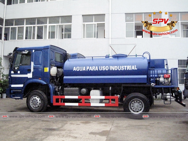 Side view of 4X4 Water Tanker-Sino Truk Side view of 4X4 Water Tanker-Sino Truk