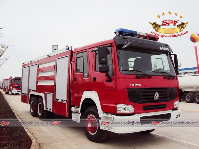Right Front View of Foam Fire Tanker - HOWO 6x4 
