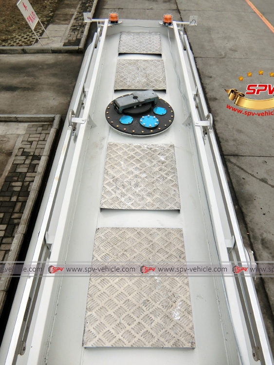 Stainless Steel Fuel Tanker ISUZU Tank Top