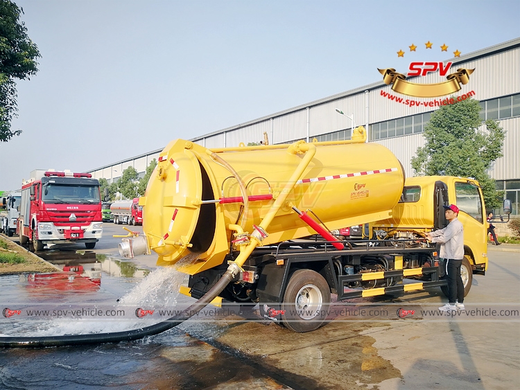 6,000 Litres Sewage Vacuum Truck ISUZU - Rear Door Open 6,000 Litres Sewage Vacuum Truck ISUZU - Rear Door Open